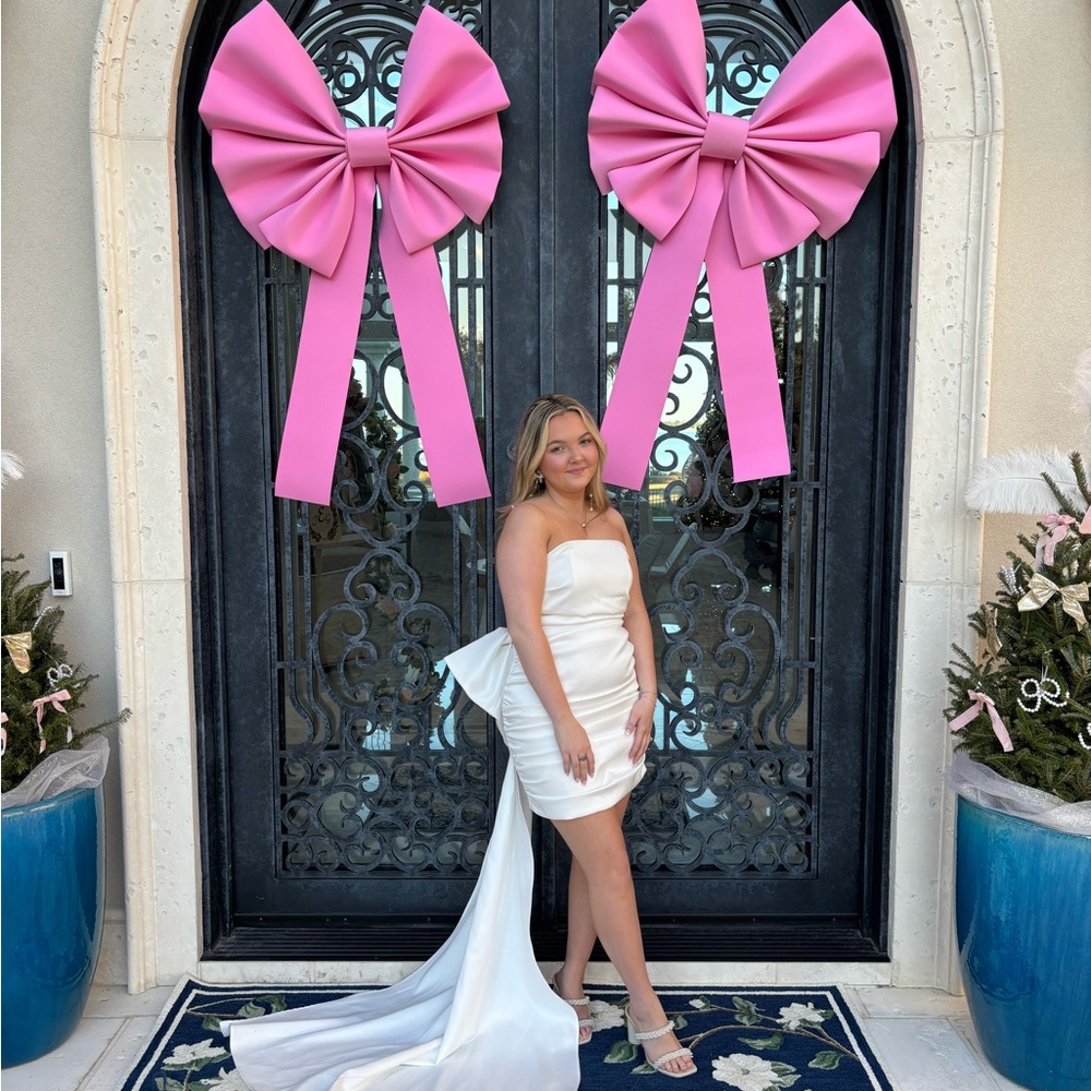 Elegant White Strapless Dress with Bow Train